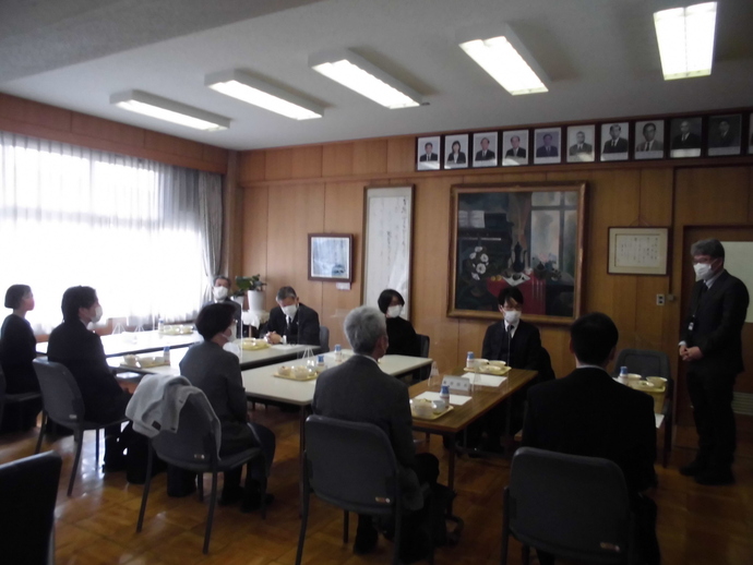 開明小学校での給食試食会の様子