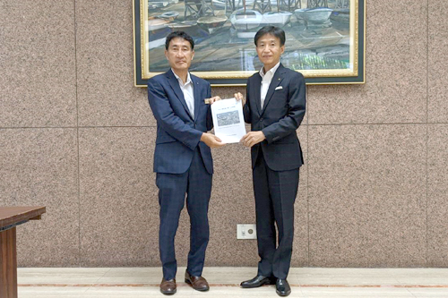 市長が愛知県建設局長へ要望書を手渡している様子の写真