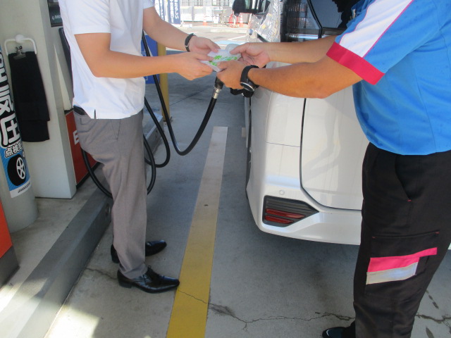 車両からのポイ捨て防止用の袋を市内ガソリンスタンドで配布