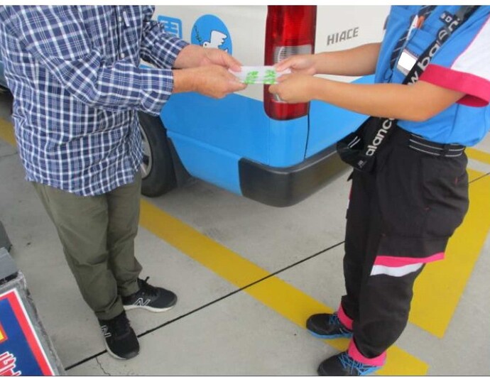 車両からのポイ捨て防止用の袋を市内ガソリンスタンドで配布