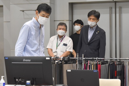 市長が商談会を視察している様子の写真