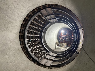 トンネル内壁をコンクリートで覆う作業状況