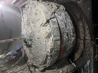 推進機が3500ミリの雨水管に到達した状況