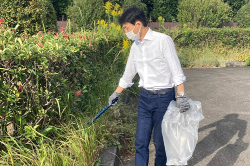 市長が清掃活動をする様子の写真