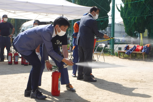 市長が消火器訓練をしている様子の写真