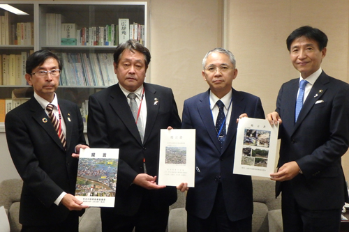 記念撮影の様子の写真