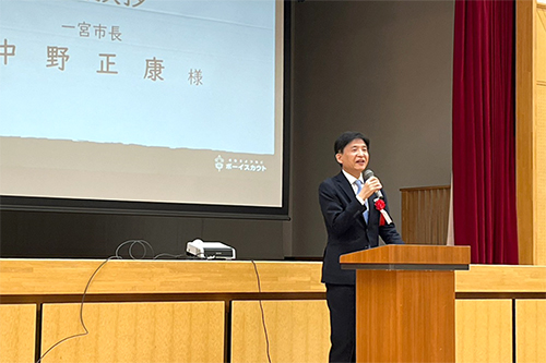 市長が日本ボーイスカウト愛知連盟尾張西地区協議会 年次総会で来賓あいさつをしている写真