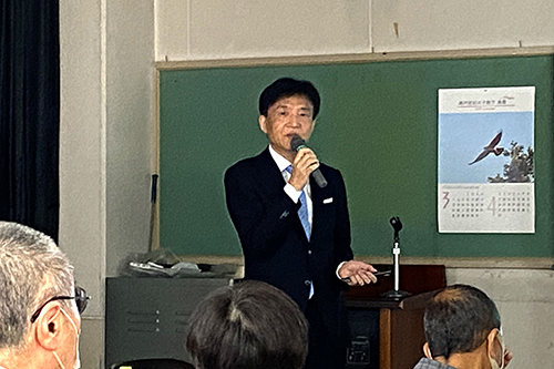 市長が市主催の町会長会議であいさつをしている写真