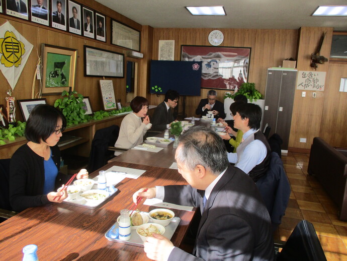 給食試食会の様子