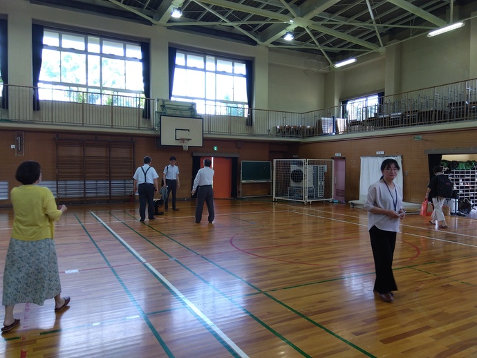 八尾小学校体育館の大型スポットエアコンを視察