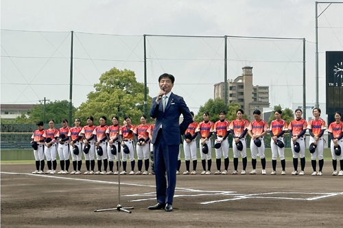 市長があいさつしている様子の写真