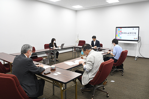 定例市長記者会見の様子の写真