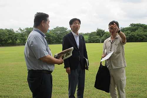 市長が視察をする写真