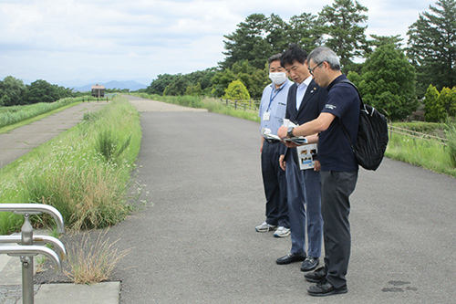 市長が視察をする写真