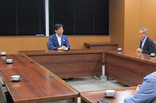 市長が意見交換する様子の写真