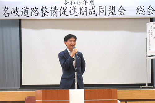 市長があいさつをする写真