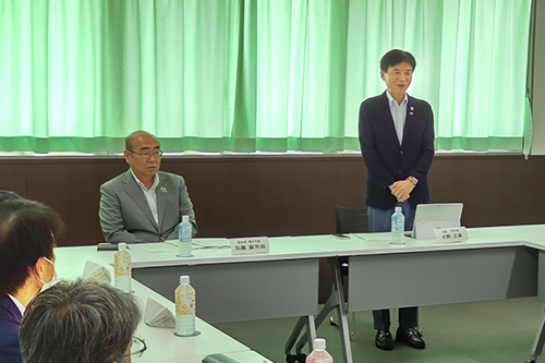 記念撮影をする写真