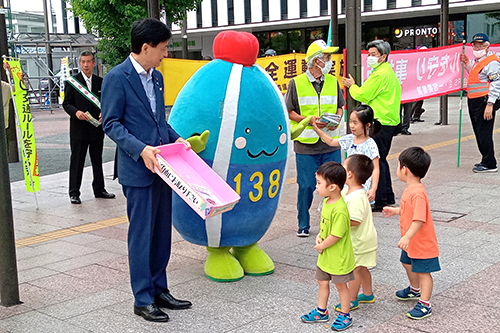 夏の交通安全市民運動推進駅前キャンペーンの写真