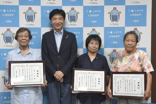 記念撮影の様子の写真