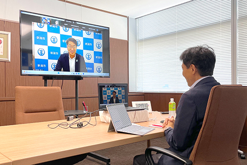 市長が一般財団法人公園財団理事長と歓談をする写真