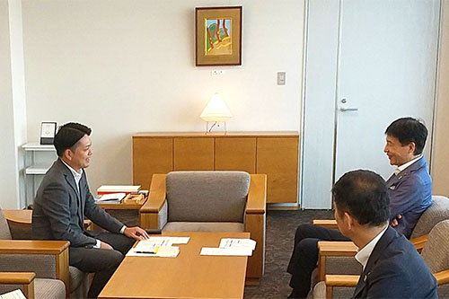 岐阜市長と対談する写真