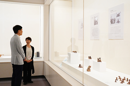 北海道立近代美術館学芸部長・五十嵐聡美さんにご案内いただきながら、美術館特別展を鑑賞している写真