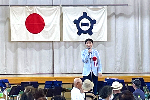 市長が敬老会で挨拶をする写真