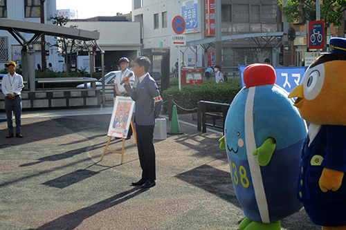 市長が駅前キャンペーンであいさつする写真