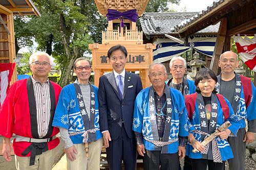 市長が富田方ふるさと秋祭りで記念撮影をしている様子の写真