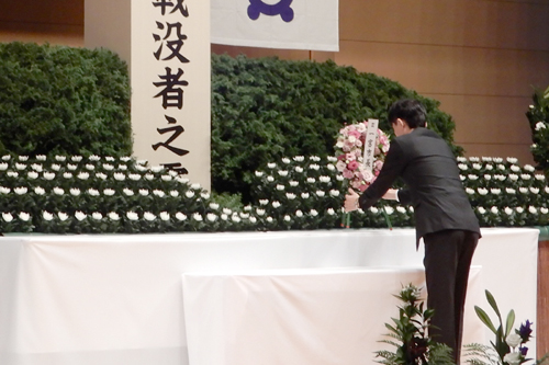 市長が献花している様子の写真