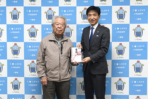 市長が記念撮影をする写真