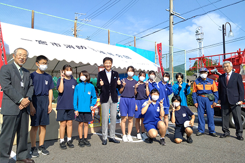 浅井町文化祭で市長が記念撮影する写真