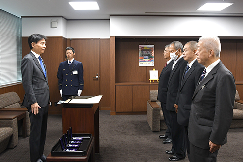 市長が記念撮影する写真