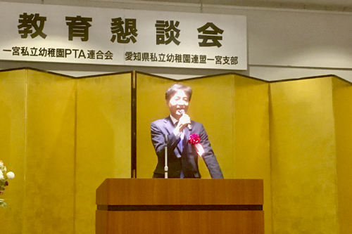 市長が懇談会であいさつする写真