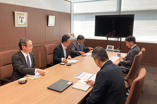 市長がみずほ銀行一宮支店長から地域創生への取組みについて説明を受けている写真
