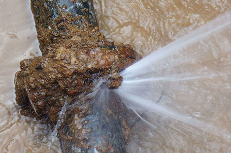 老朽化し漏水した水道管の写真