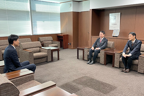 市長と名鉄百貨店の石川社長(写真中央)、藤本一宮店長(写真右端)が歓談する写真
