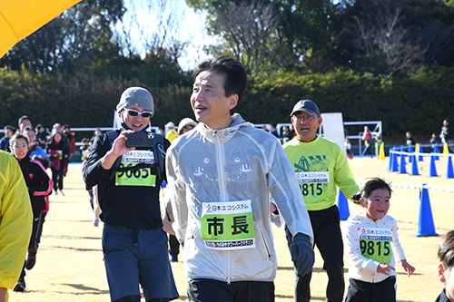 市長がいちのみやタワーパークマラソンでゴールする写真