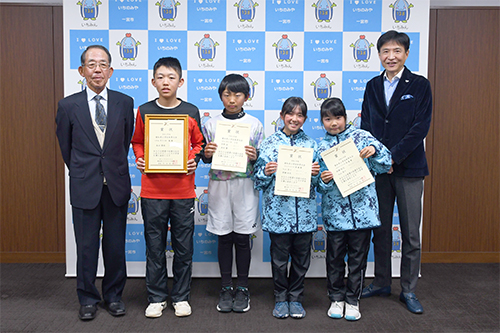 市長が安藤社長から新年のあいさつを受ける写真