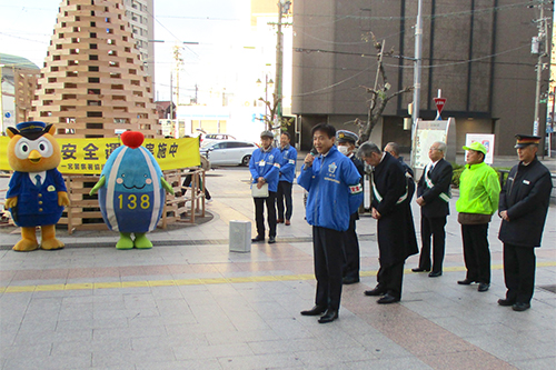 市長が名鉄一宮駅前で街頭キャンペーンを実施している写真