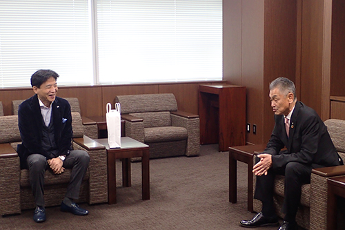 市長が木祖村長と話をしている写真