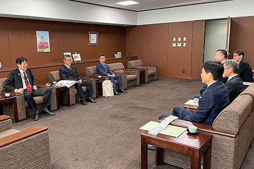 市長が名古屋高速道路公社 理事長から挨拶を受ける写真