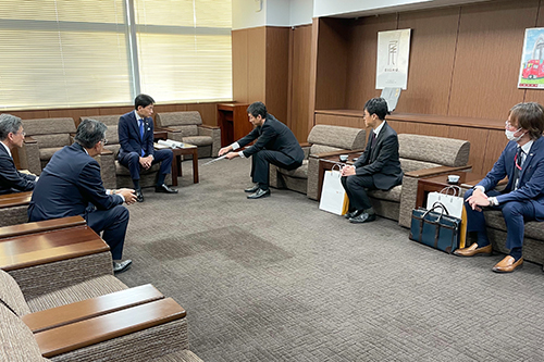 市長が中日本高速道路 名古屋工事事務所長から挨拶を受ける写真