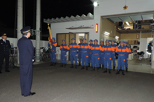 市長が消防団年末特別警戒であいさつしている写真