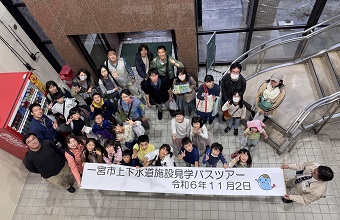 東部浄化センター管理棟入口での集合写真