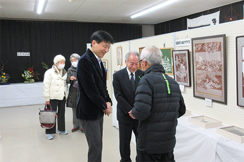 宮西文化展を視察している写真