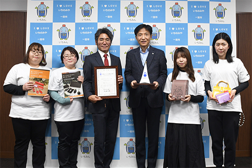 市長がAskalカバン工房の皆さんと記念撮影をする写真