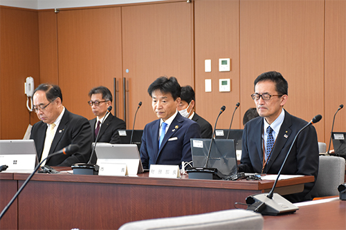 市長が議会運営委員会に出席している写真