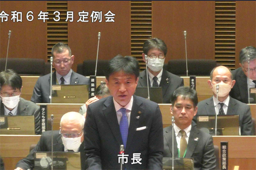 市長が本会議に出席している写真