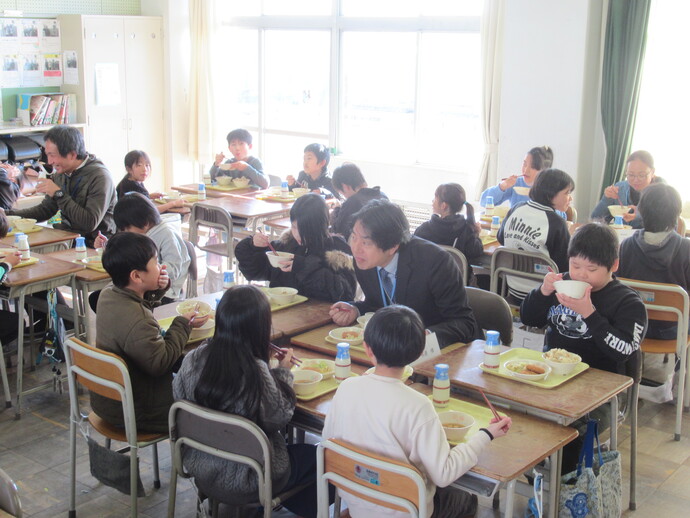 児童と会食する様子